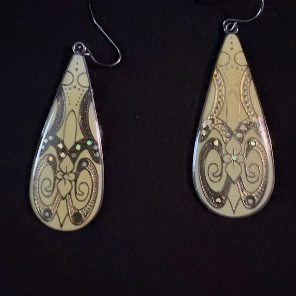 Elegant Teardrop Earrings with Intricate Design - Picture 1 of 4